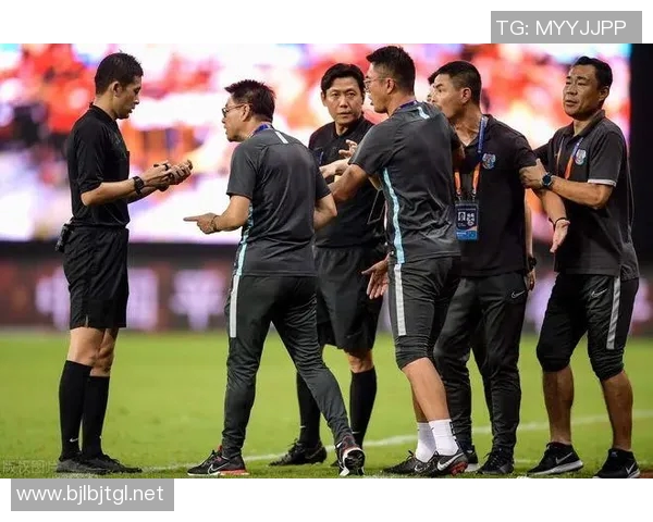 足球裁判的职责与挑战解析如何提升裁判执法水平与比赛公正性 足球裁判的职责与挑战解析如何提升裁判执法水平与比赛公正性