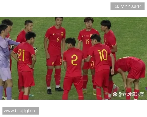 红色足球队的荣耀与梦想:追寻胜利的足迹与团队精神的力量 红色足球队的荣耀与梦想:追寻胜利的足迹与团队精神的力量